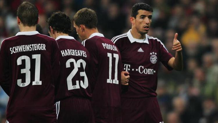 Roy Makaay, Bastian Schweinsteiger, Lukas Podloski, dan Owen Hargreaves membentuk tembok di laga melawan Real Madrid 10 tahun lalu. - INDOSPORT