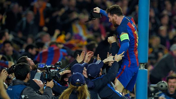 Lionel Messi meluapkan kebahagiannya bersama para fans Barcelona. - INDOSPORT