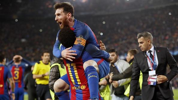 Lionel Messi memeluk Neymar pasca pertandingan. - INDOSPORT