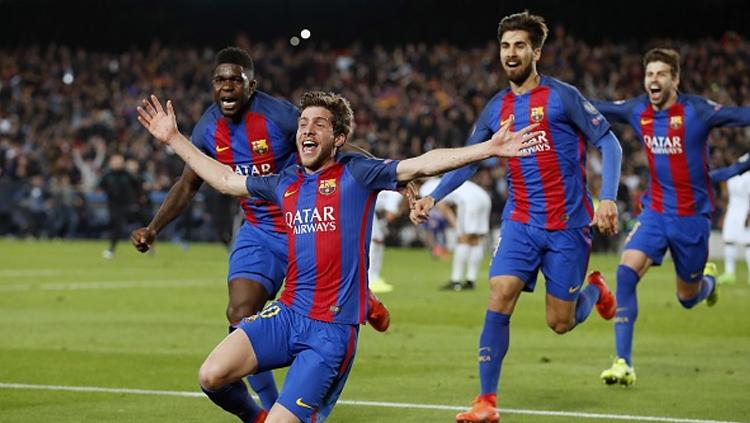 Sergi Roberto berlari ke sisi lapangan merayakan gol penentu kemenangan atas PSG di leg 2 Liga Champions babak 16 besar musim 2016/17. - INDOSPORT
