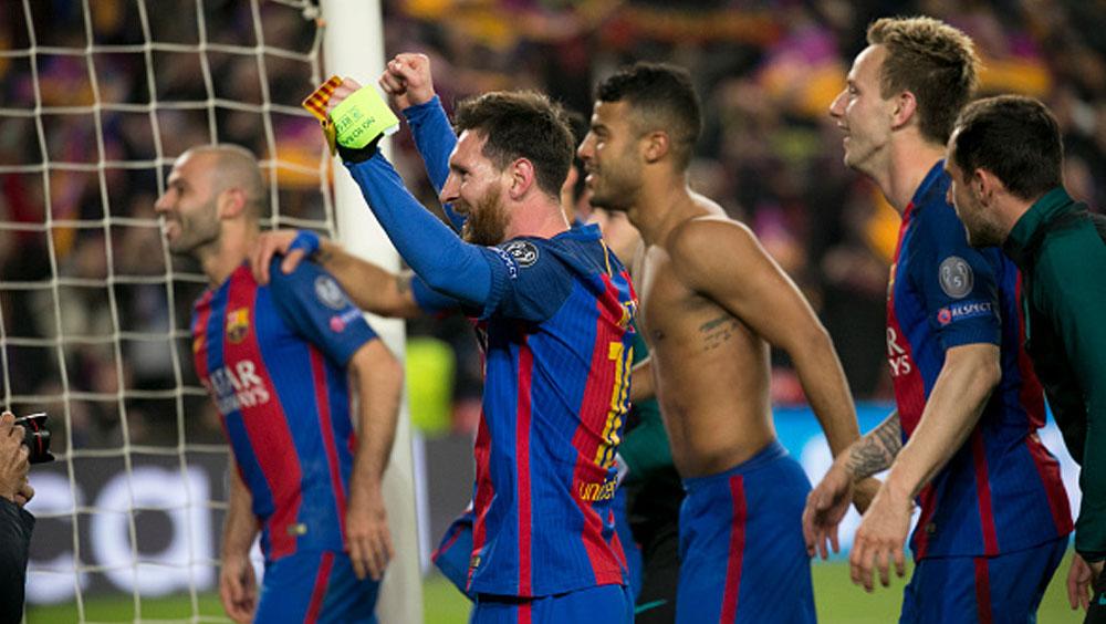 Skuat Barcelona rayakan kemenangan ke arah penonton. - INDOSPORT