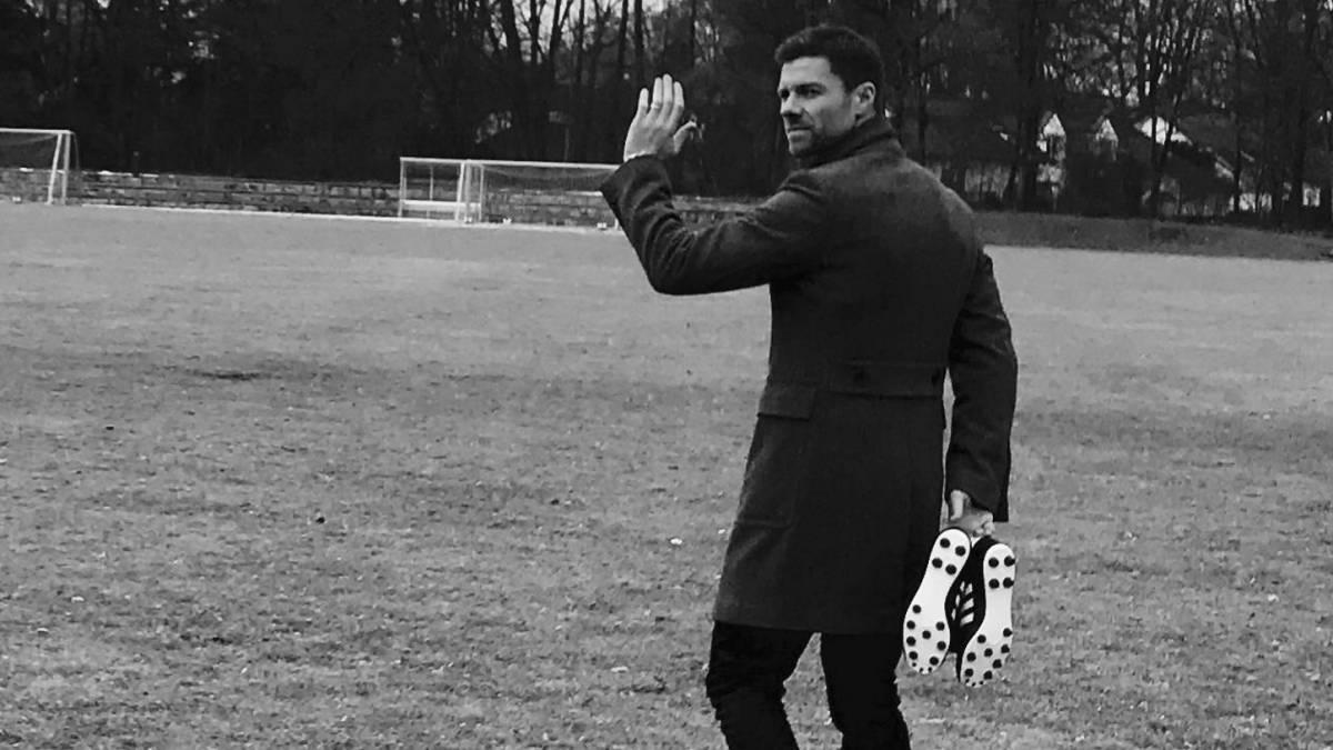 Xabi Alonso resmi menyatakan pensiun. - INDOSPORT