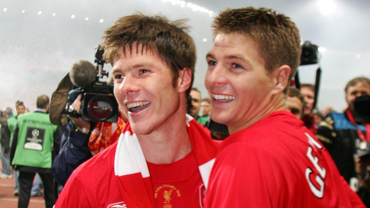 Gerrard bersama dengan Alonso ketika memenangi gelar Liga Champions 2005. - INDOSPORT