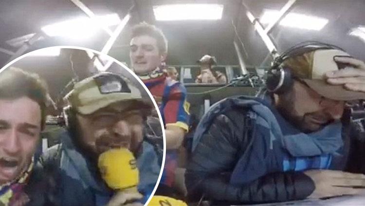 Seorang penyiar radio berbasiskan Barcelona, Gerard Romero, tampak menangis karena terharu. - INDOSPORT