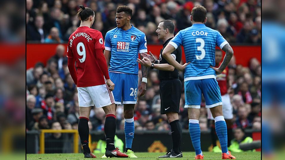 Bek tengah Bournemouth, Tyrone Mings (tengah) saat bersitegang dengan striker Man United, Zlatan Ibrahimovic. - INDOSPORT