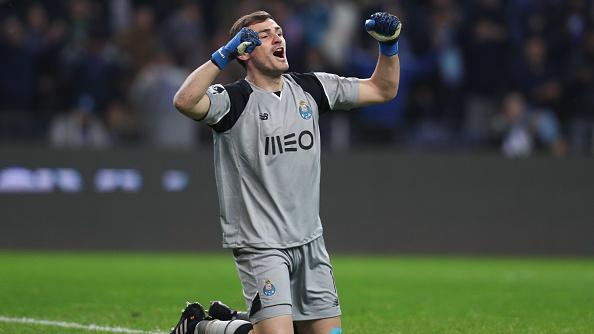 Iker Casillas merayakan kemenangan timnya atas FC Arouca. - INDOSPORT