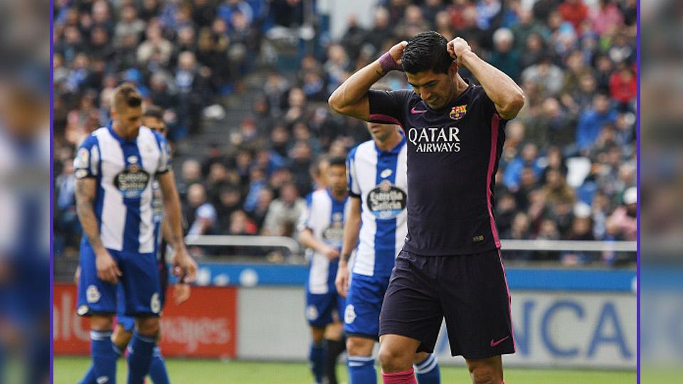 Ekspresi kekecewaan dari penyerang Barcelona, Luis Suarez. - INDOSPORT