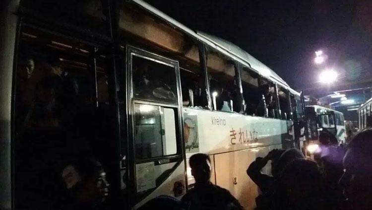 Rombongan bus Aremania diserang sekelompok orang tidak dikenal di ruas tol Jagorawi. - INDOSPORT