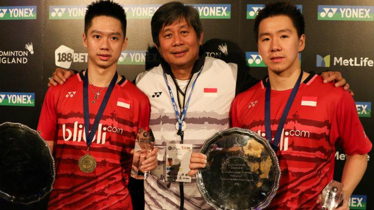 Kevin Sanjaya Sukamuljo/Marcus Fernaldi Gideon berfoto bersama sang pelatih. - INDOSPORT
