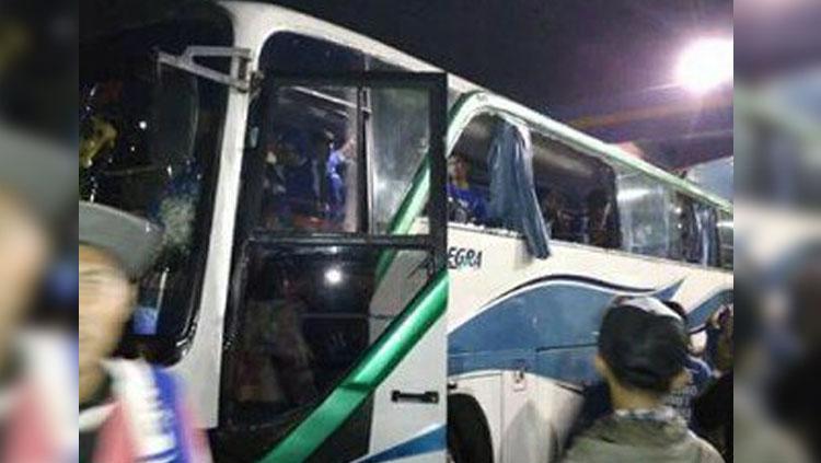 Rombongan bus Aremania mendapat serangan lemparan batu di pintu tol Sentul menuju Jakarta. - INDOSPORT