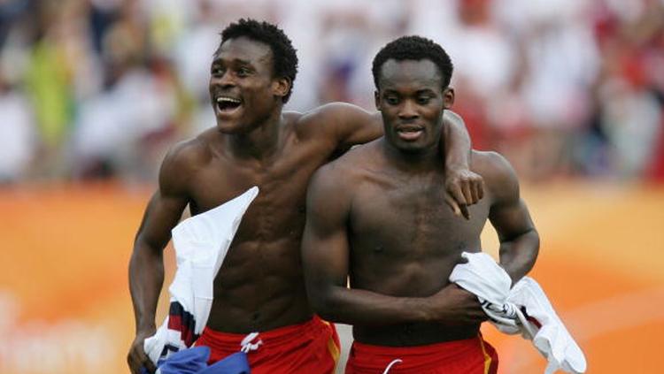 Michael Essien dan Derek Boateng merayakan keberhasilan Ghana mengalahkan Tim Nasional Amerika Serikat di Piala Dunia 2006 Jerman. - INDOSPORT