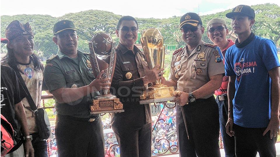 Gelar juara Piala Presiden 2017 untuk ribuan Aremania. - INDOSPORT