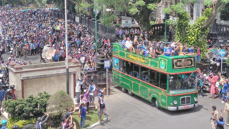 Fellipe Bertoldo dan Muhamad Rafli saat menaiki bus Macito diikuti riuh tepuk tangan ribuan Aremania di Alun-alun Tugu Balai Kota Malang. - INDOSPORT