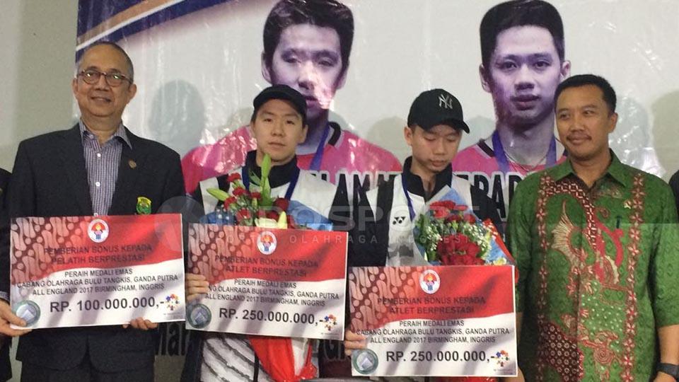 Pemberian bonus dari Menpora Imam Nahrawi kepada pasangan Kevin/Marcus. - INDOSPORT