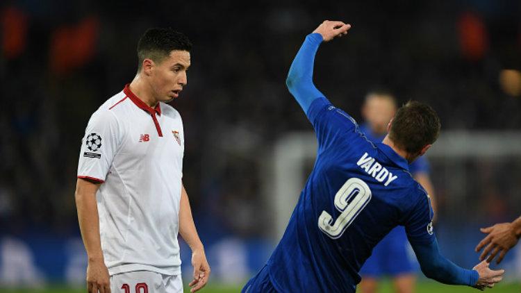 Samir Nasri terlihat menanduk Jamie Vardy yang dengan sengaja memprovokasinya. - INDOSPORT