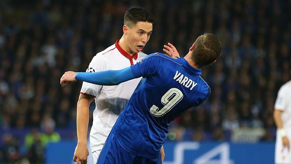 Samir Nasri saat menanduk Jamie Vardy. - INDOSPORT