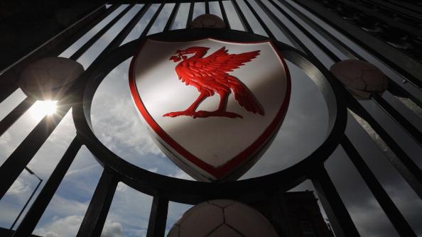 Logo burung Liverpool di gerbang pintu Anfield. - INDOSPORT