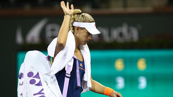 Angelique Kerber meninggalkan lapangan usai dikalahkan Elena Vesnina di Indian Wells 2017. - INDOSPORT