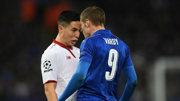 Samir Nasri melakukan tandukan kepada Jamie Vardy. - INDOSPORT