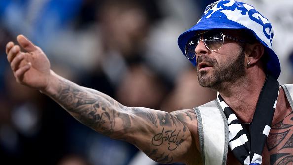 Salah satu fans Porto yang hadir di Juventus Stadium. - INDOSPORT