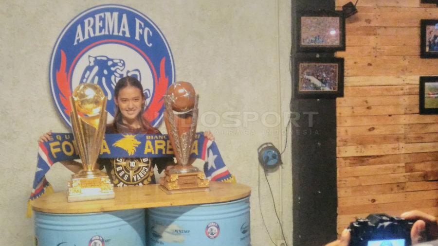 Aremanita sedang berfoto dengan trofi Piala Presiden 2017. - INDOSPORT