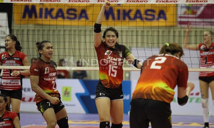 Para pemain Jakarta Pertamina putri melakukan selebrasi. - INDOSPORT