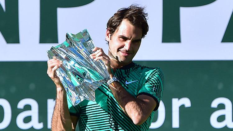 Roger Federer berpose dengan trofi Indian Wells 2017. - INDOSPORT