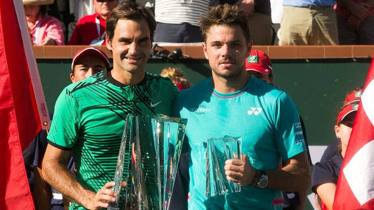 Roger Federer dan Stan Wawrinka berpose usai final Indian Wells 2017. - INDOSPORT
