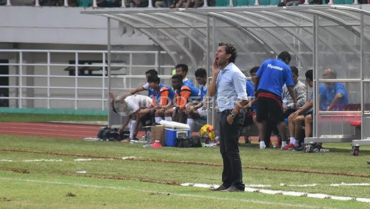 Pelatih Luis Milla saat memberikan instruksi kepada para pemain Timnas U-22. - INDOSPORT