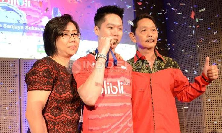 Kevin Sanjaya Sukamuljo (tengah) foto bersama Ibunya Winarti Niawati dan Ayahnya Sugiarto Sukamuljo usai acara penyerahan bonus. - INDOSPORT