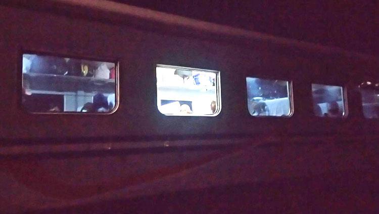 Kereta Api yang ditumpangi The Jak Mania usai diserbua Bobotoh. - INDOSPORT