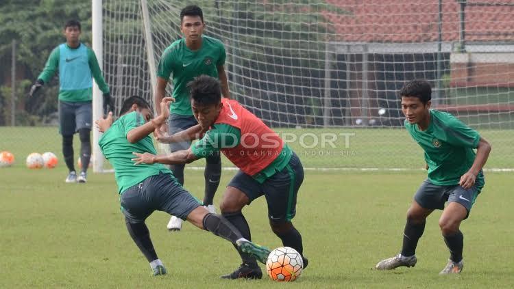 Febri Hariyadi (tengah) berhasil melewati hadangan Evan Dimas. - INDOSPORT