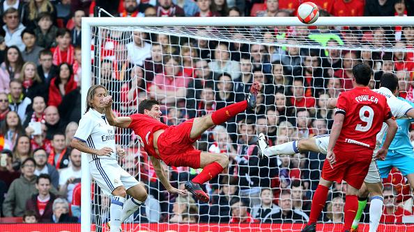 Aksi Steven Gerrard kala melawan Real Madrid Legend. - INDOSPORT