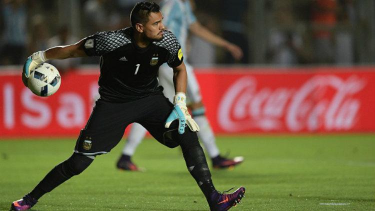 Sergio Romero melakukan blunder yang menyebabkan Timnas Argentina tertinggal 1 gol atas Bolivia. - INDOSPORT