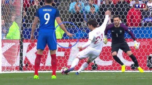 Olivier Giroud (biru) memberikan petunjuk melalui jarinya. - INDOSPORT