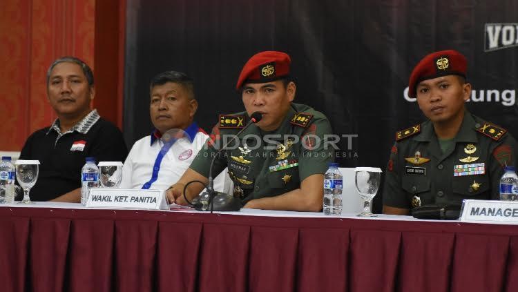 Letnan Kolonel, Infantri Ahmad Fikri Musmar bersama perwakilan Manajer tim dan Komisi Wasit menghadiri acara jumpa pers Danjen Kopassus - BNI Open Volley Ball Tournament di Gedung Tribuana Kopassus Cijantung, Jumat (31/03/17). - INDOSPORT