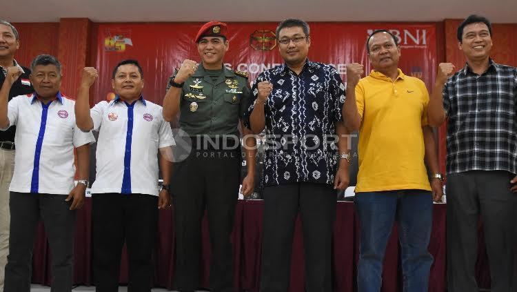 Letnan Kolonel, Infantri Ahmad Fikri Musmar bersama perwakilan Manajer tim dan Komisi Wasit menghadiri acara jumpa pers Danjen Kopassus - BNI Open Volley Ball Tournament di Gedung Tribuana Kopassus Cijantung, Jumat (31/03/17). - INDOSPORT