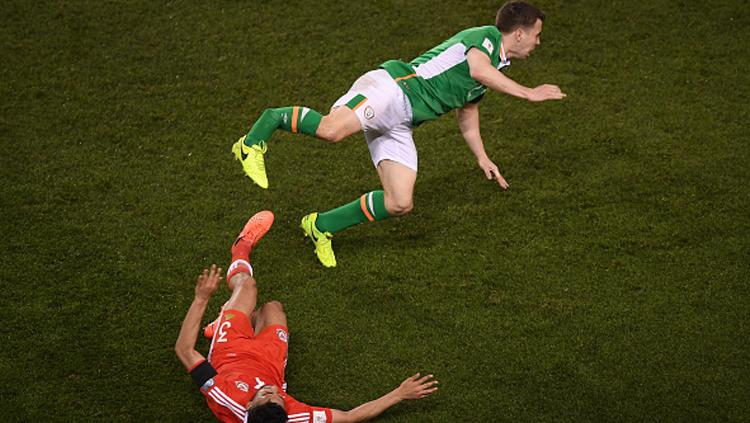 Tekel Neil Taylor yang membuat kaki Seamus Coleman patah. - INDOSPORT