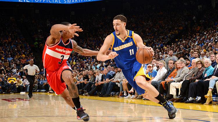Klay Thompson (kanan) mendapat perlawan dari pemain Washington Wizards. - INDOSPORT