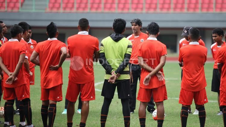 Stefano Cugurra Teco saat memberikan arahan saat jalani latihan. - INDOSPORT