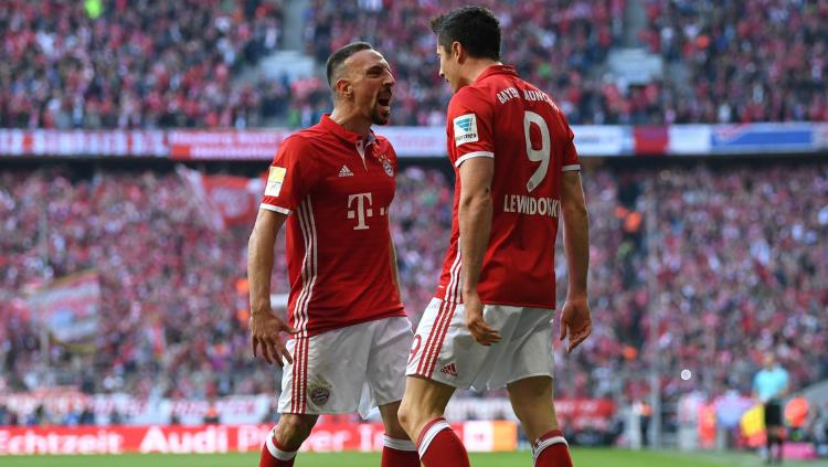 Robert Lewandowski pembobol gawang Dortmund di babak pertama. - INDOSPORT