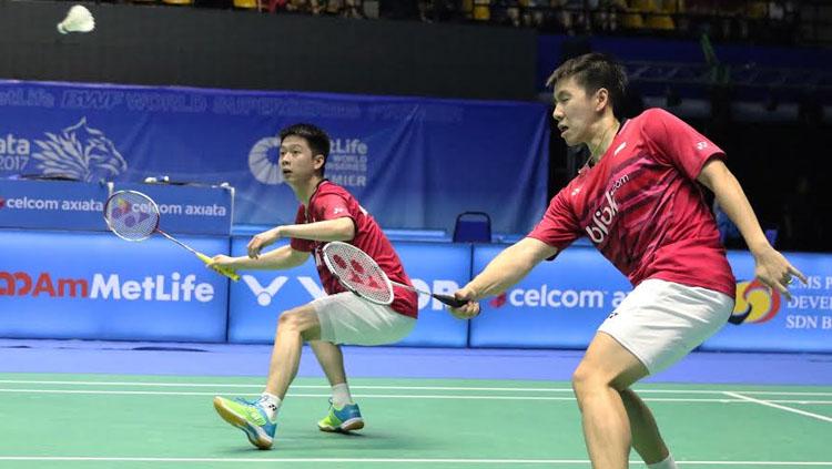 Marcus Fernaldi Gideon/Kevin Sanjaya Sukamuljo berusaha mengembalikan smash kepada pasangan China. - INDOSPORT