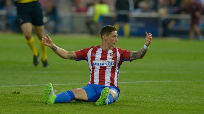 Fernando Torres pasca terpeleset di kotak penalti Leicester City. - INDOSPORT