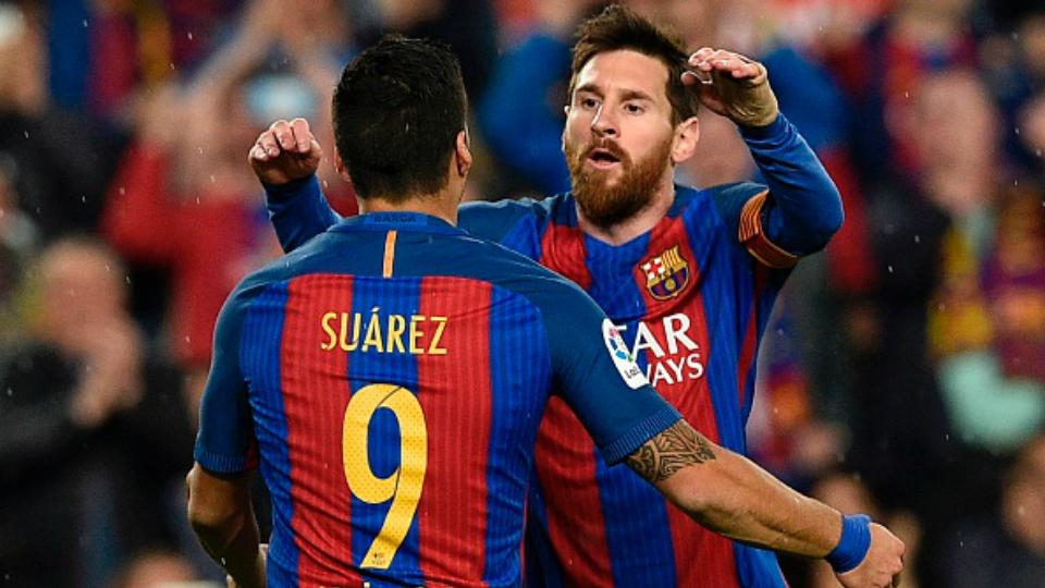 Lionel Messi (kanan) menghampiri Suarez pasca gol yang dilesakkannya. - INDOSPORT
