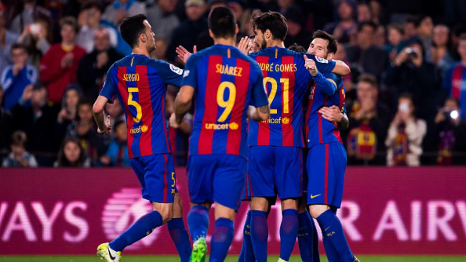 Para skuat Barcelona merayakan gol Lionel Messi. - INDOSPORT