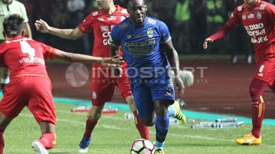 Michael Essien (Persib Bandung) mendapat kawalan ketat dari pemain Arema FC.