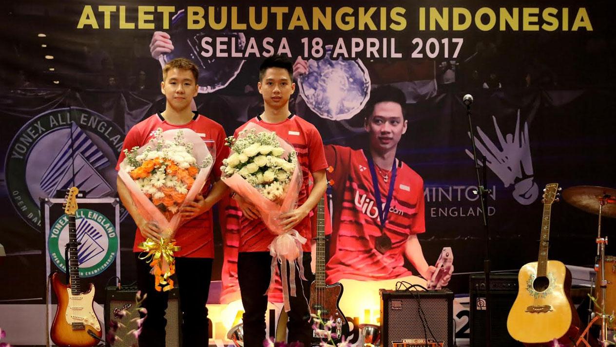 Marcus Fernaldi Gideon dan Kevin Sanjaya Sukamuljo menerima penghargaan. - INDOSPORT