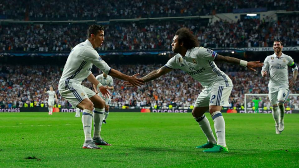 Ronaldo (kiri) dan Marcelo merayakan gol ke gawang Bayern Munchen. - INDOSPORT