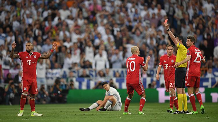 Viktor Kassai menghadiahi Vidal kartu merah. - INDOSPORT