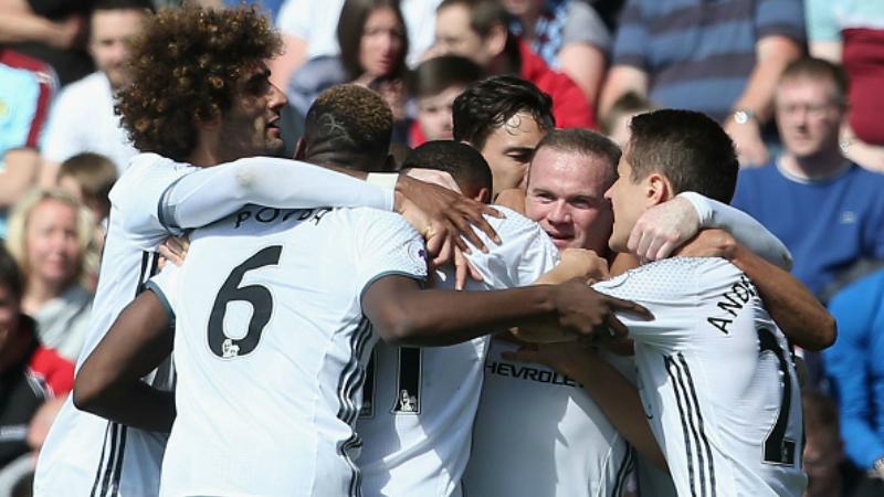 Skuat Manchester United merayakan gol Rooney. - INDOSPORT